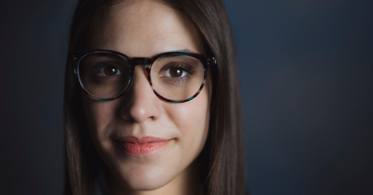 Persona utilizando gafas VariSan para la vista cansada en un contexto de cuidado visual