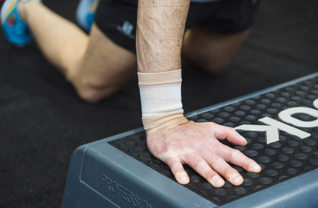 Uso de soporte de muñeca durante ejercicio físico, imagen utilizada por Farmavari en contenidos de bienestar y cuidado articular