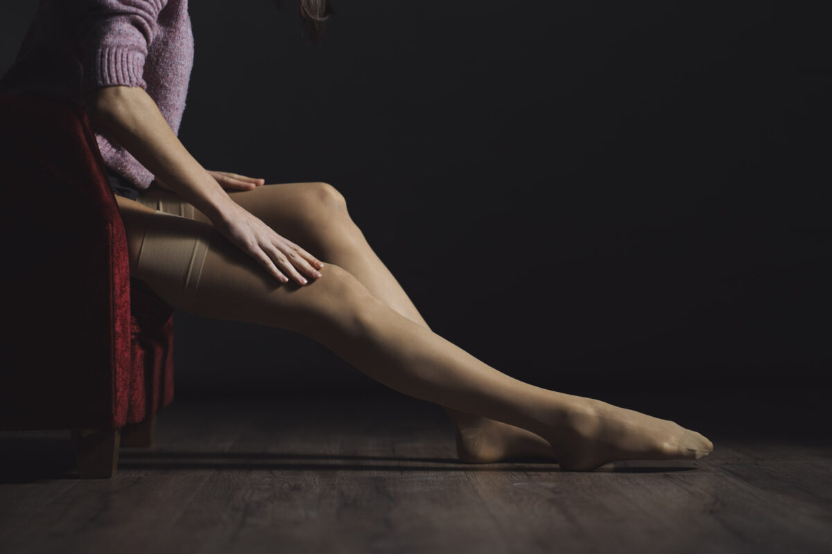 Uso de medias de compresión Varisan en las piernas para favorecer el bienestar y la circulación, distribuidas por Farmavari